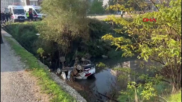 Çaya uçan otomobildeki 2 kız çocuğunu yoldan geçen sürücüler kurtardı