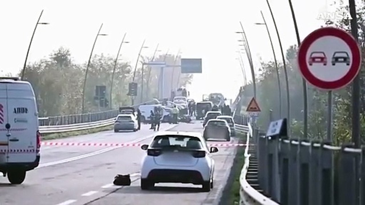 Scontro tra auto sulla tangenziale sud di Berga...