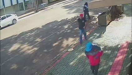 Veja a cena: Homem é agredido por outros três no centro de Cascavel