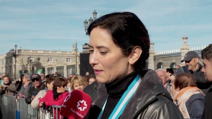 Las últimas declaraciones e imágenes de Díaz Ayuso en la misa de la Almudena antes de abandonarla en ambulancia