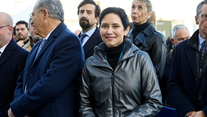 Ayuso abandona la misa por la Almudena en ambulancia por una indisposición