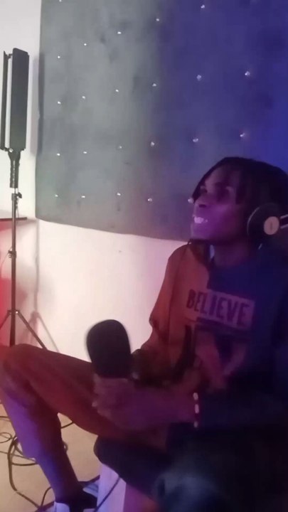 Sound the sound texting the microphone on HENNESSY VIBES by MIC IYKE making #hennesssyvibes #miciykeofficial