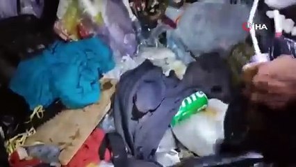 Duygulandıran manzara! Çöpte buldukları Türk bayrağına böyle sahip çıktılar