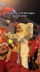İstanbul’daki 29 Ekim kutlamalarına katılan 11 aylık bebeğin coşkusu 🇹🇷