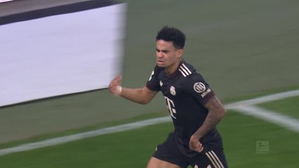 Luis Diaz scores for Bayern from an impossible angle