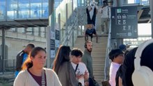Man uses hands instead of feet to go down Pantin train station steps
