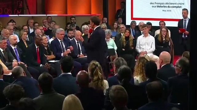 Emmanuel Macron souhaite « poser la question de l’anonymat » sur les réseaux sociaux et leur imposer de supprimer les « contenus qui sont faux ».