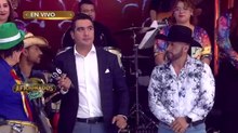 Emotiva ayuda a este cantante de camiones