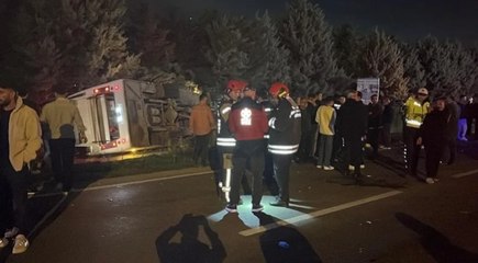 Midibüs otomobil ile çarpıştı! 8 kişi yaralandı