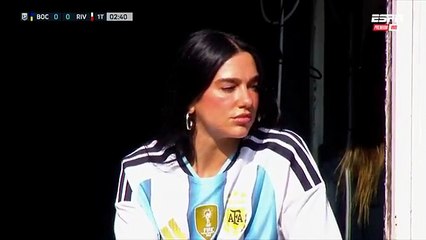 Dua Lipa al ritmo de las canciones en la Bombonera