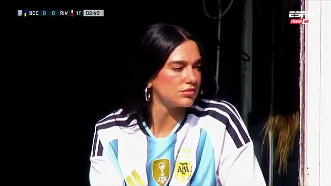 Dua Lipa al ritmo de las canciones en la Bombonera