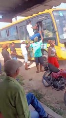 VÍDEO: Ônibus de cidade na Bahia pega fogo em instalação elétrica e passageiros fogem pela janela