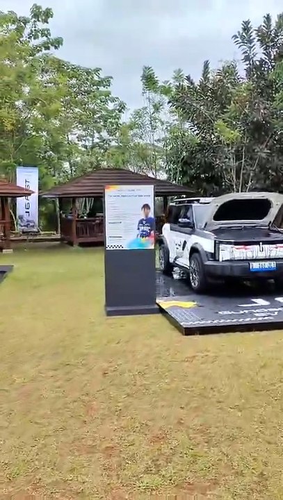 Sederet mobil Chery J6 yang sudah dimodifikasi dipamerkan di Lapangan Brute, JSI Resort, dalam acara J6 Festival: The EVolve Explorer, Sabtu (8/11/2025).