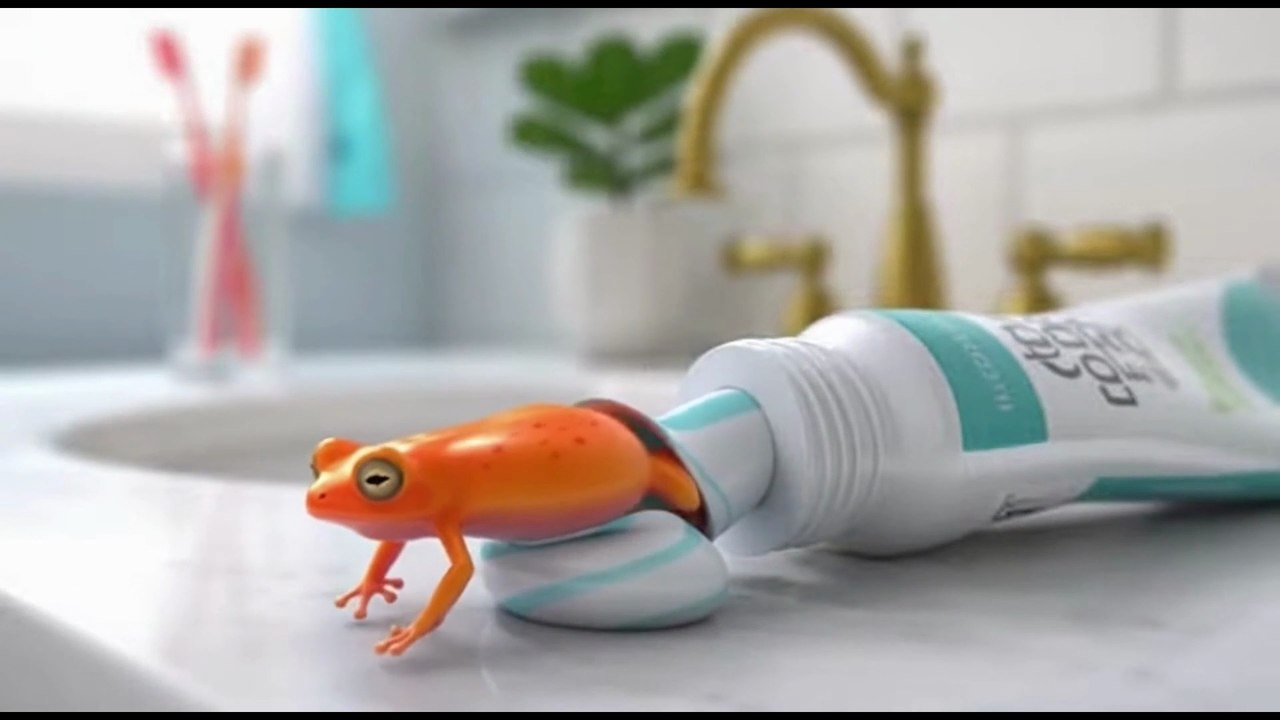 ضفدع يحرج من انبوب المعجون
