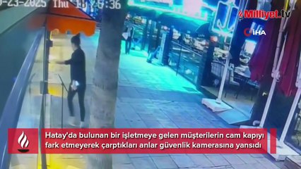 Çalışanlar ne yapacağını şaşırdı! Cam kapıyı fark etmeyen müşteriler...