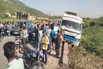 राजस्थान में पुलिया पर लटकी खटारा बस, अस्पताल पहुंच गए यात्री, देखें वीडियो