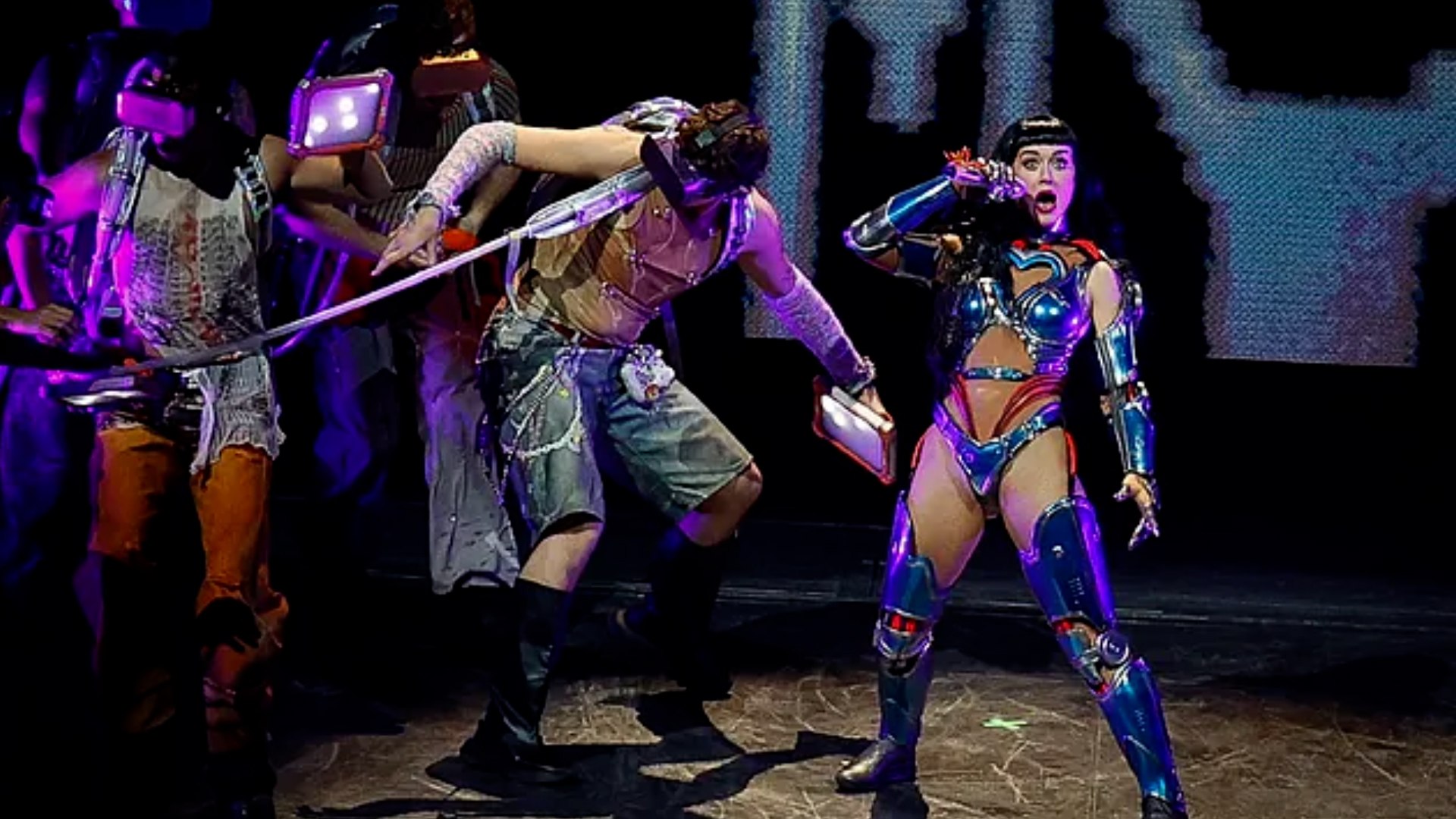 Katy Perry convirti� el Palau Sant Jordi en un aut�ntico espect�culo futurista. Vol� sobre una mariposa tecnol�gica, realiz� acrobacias a�reas, cant� boca abajo en una esfera colgante y recorri� un escenario repleto de luces l�ser, hologramas y energ�a desbordante. 

Con las 18.000 entradas agotadas, su concierto fue una experiencia visual y sonora digna de un videojuego de ciencia ficci�n. Perry apareci� como una hero�na ciborg, con una armadura al estilo Wonder Woman, superando "niveles" mientras reviv�a sus grandes �xitos: I Kissed a Girl, Teenage Dream y California Gurls, himnos que marcaron a toda una generaci�n. 

El p�blico millennial disfrut� de una noche de nostalgia y diversi�n, recordando la banda sonora de sus 20 a�os con los temas m�s ic�nicos de la artista californiana. Katy Perry, que acaba de cumplir 41 a�os &mdash;"I&rsquo;m a Scorpio!", grit� con orgullo durante Dark Horse&mdash;, demostr� que sigue siendo una de las reinas indiscutibles del pop. 

Su show combin� tecnolog�a, m�sica y espect�culo, reafirmando su sello �nico: creatividad, ritmo y una conexi�n total con sus fans. En Barcelona, la artista volvi� a brillar con un concierto inolvidable que mezcl� futurismo, emoci�n y pura diversi�n pop.