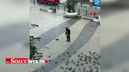 Atatürk'ün portresi ile tek başına saygı duruşunda bulundu