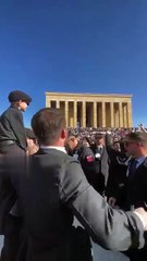 Anıtkabir’de Andımız okuyan gruba görevlilerden müdahale: Burası bir kabir!