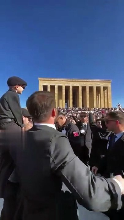 Anıtkabir’de Andımız okuyan gruba görevlilerden müdahale: Burası bir kabir!