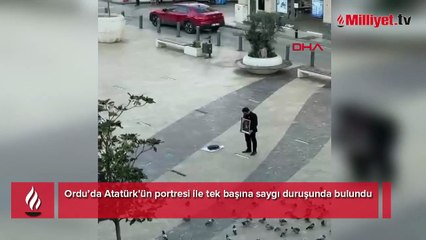 Atatürk'ün portresi ile tek başına saygı duruşunda bulundu