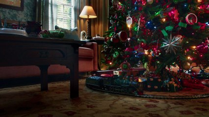 Michelle Pfeiffer pète un câble à Noël dans une comédie pour les fêtes : bande-annonce de Joyeux Noël, Maman ! (VF)