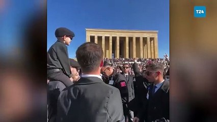Anıtkabir’de Andımız’ı okuyan gençlere görevliler “Burası kabir” diyerek engel olmak istedi