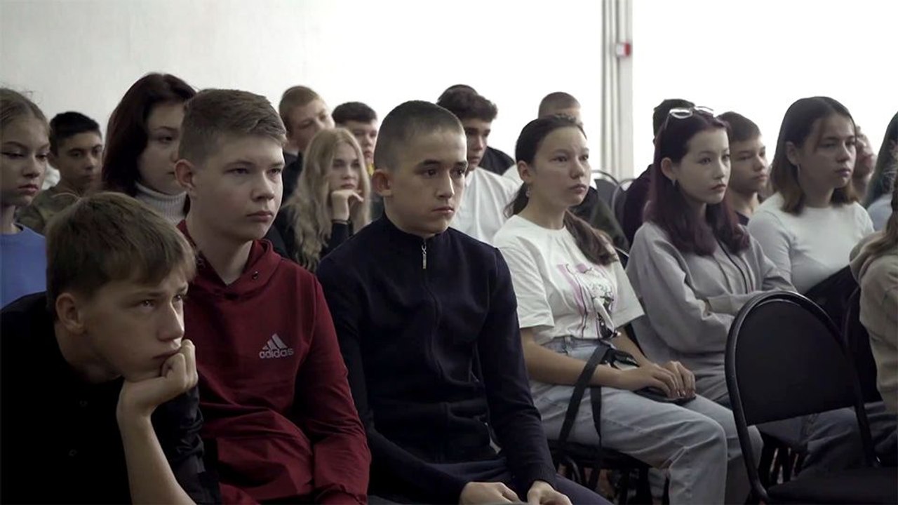 Mr. Nobody Against Putin Trailer OmeU