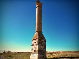 Mescidi yanan caminin minaresi zamana meydan okuyor!