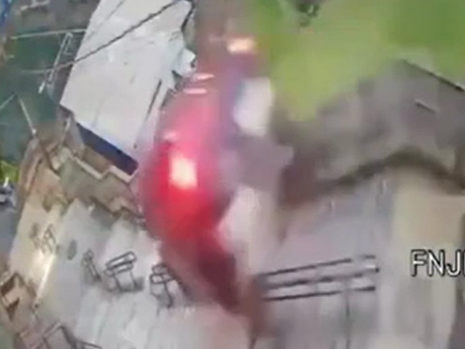 Fahrer verliert Kontrolle: Auto stürzt Treppe hinunter