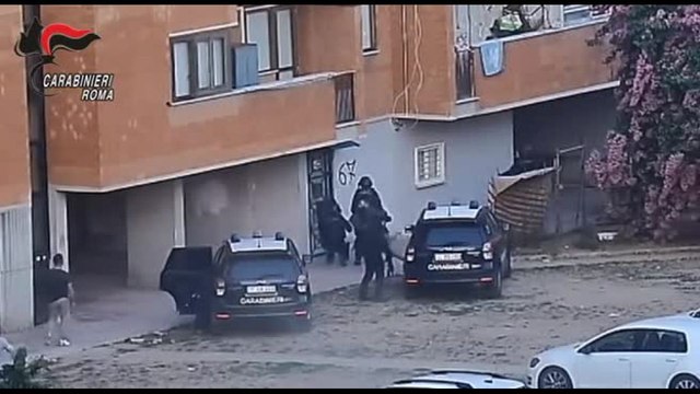 Blitz anti-droga dei carabinieri a Ostia, 12 arresti