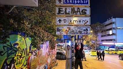 Kızılay tabelası sosyal medyada gündem oldu: Yön tabelası yenilendi, barfiks demiri takıldı