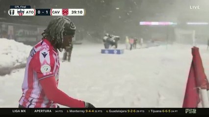 Une incroyable bicyclette sur neige en finale du championnat du Canada - Foot