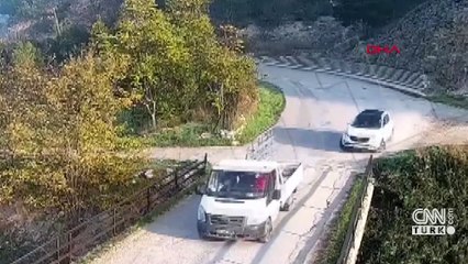 Ehliyetsiz sürücü babasının arabasıyla çaya uçtu