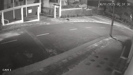 Suspeitos invandem casa de músico em Salvador e furtam instrumento do cantor; assista