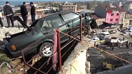 Belediyeye ait kamyonet, önce 3 araca çarptı, ardından da 20 metre yükseklikten yola uçtu!