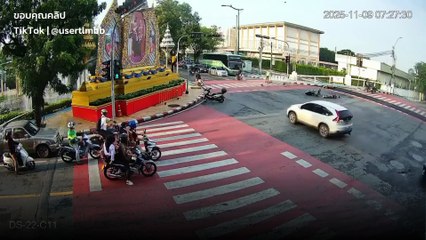 เปิดคลิป มอเตอร์ไซค์ขี่ฝ่าไฟแดง พุ่งชนรถมอเตอร์ไซค์ตำรวจเจ็บ
