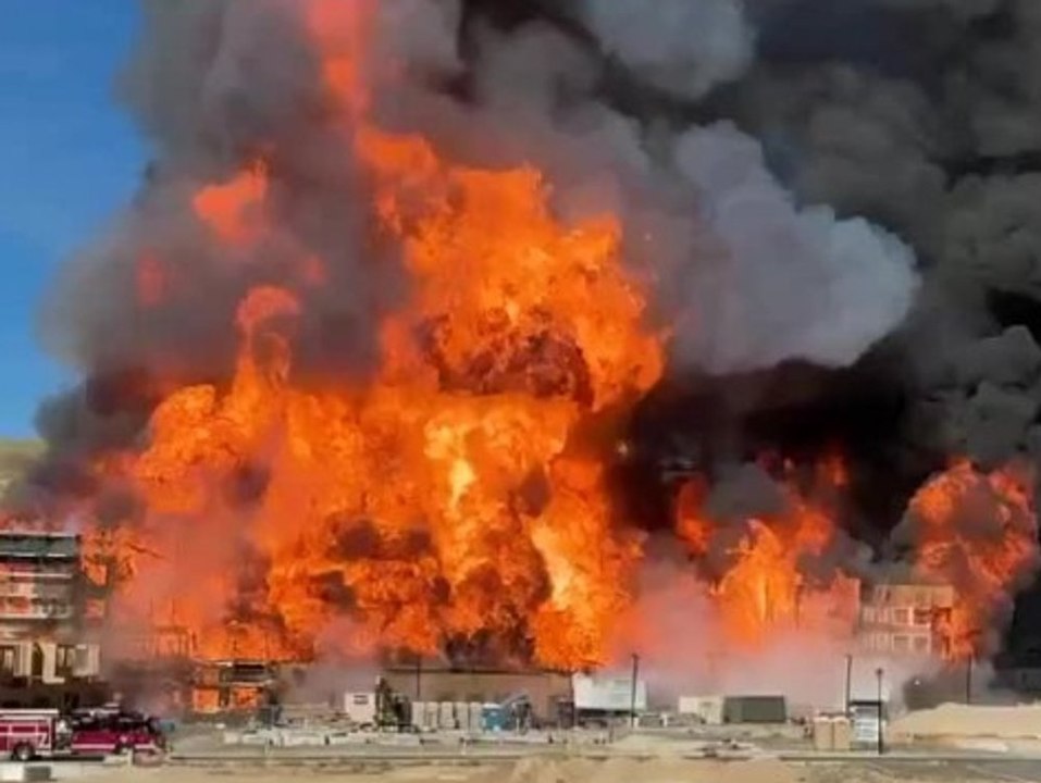 Gigantische Rauchwolken: Gebäudekomplex steht lichterloh in Flammen
