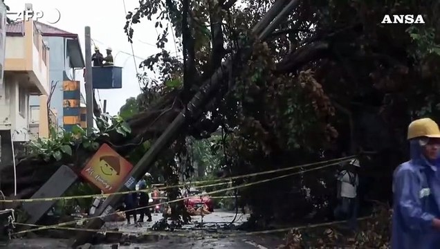 Il super tifone Fung-Wong colpisce le Filippine, alberi sradicati e lampioni abbattuti