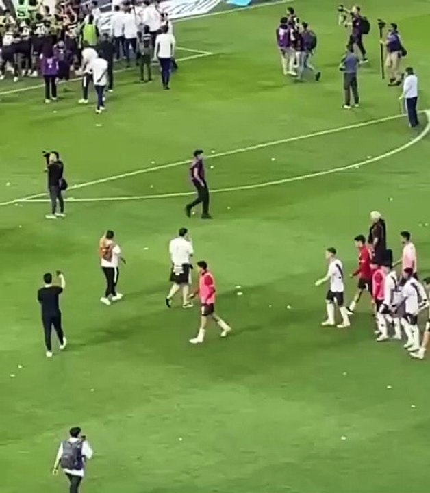 VIDEO: Maxi Salas ‘explota’ en la Bombonera y golpea a un hincha tras el Superclásico