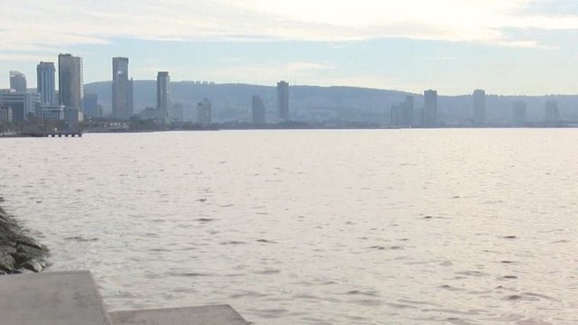 İzmir Körfezi’nde kirlilik alarmı: Deniz kahverengiye döndü, kötü koku yayıldı