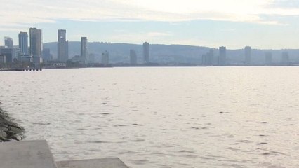 İzmir Körfezi’nde kirlilik alarmı: Deniz kahverengiye döndü, kötü koku yayıldı