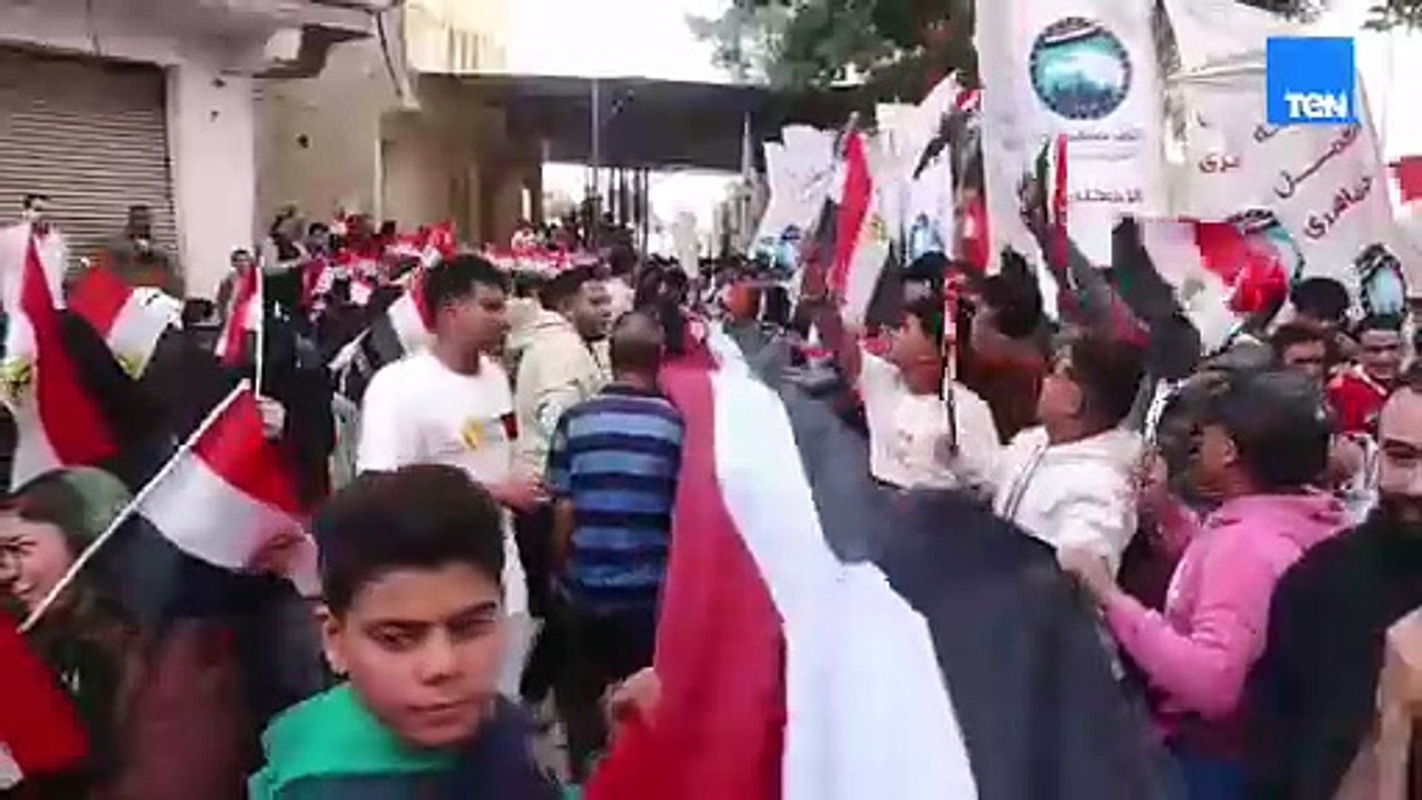 علم مصر  يتصدر المشهد الانتخابي أمام اللجان بمنطقه ابيس بالإسكندريه وسط حشود من المواطنين