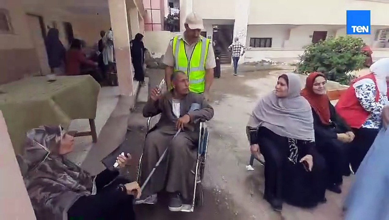 وسط تيسيرات من الهيئة الوطنية للانتخابات..  ناخب من ذوي الهمم يدلي بصوته في انتخابات مجلس النواب