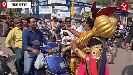 बुरहानपुर की सड़क पर उतरे यमराज!, वाहन चालकों को दी खास टिप्स