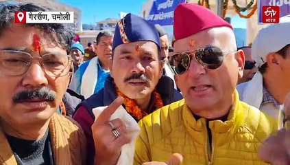 गैरसैंण: रजत जयंती समारोह में आंदोलनकारियों का हंगामा, सीएम की ओढाई शॉल जमीन पर फेंकी, जानिए क्यों?