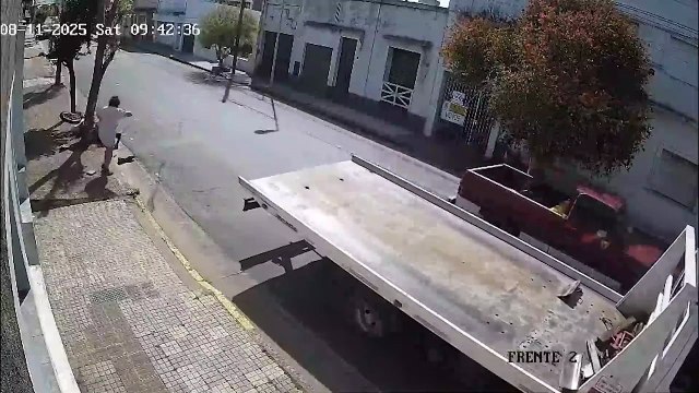 Un motociclista fue atropellado luego de una discusión automovilística