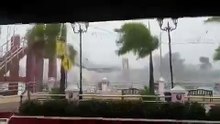 🌪El tifón Fung-Wong 'se ensaña' con un puente colgante en Filipinas