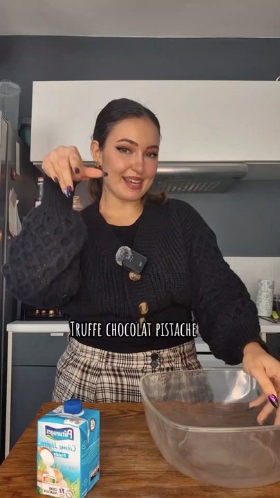 truffes choco-pistache:200g de chocolat noir10cl de crème liquide20g de beurre 1cuillere de pâte à pistachepoudre de cacao non sucrépistache en poudre #recette #Vlog