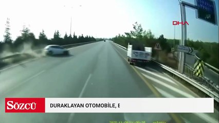 Otoyolda sol şeritte duraklayan otomobile, başka bir otomobil çarptı